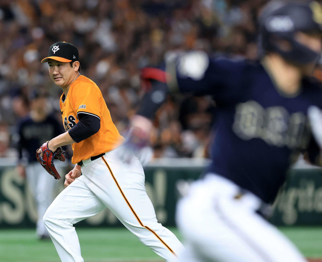 巨人対オリックス　3回表オリックス1死一塁、西川（手前）に右越え適時二塁打を許し、カバーに走る菅野（撮影・浅見桂子）