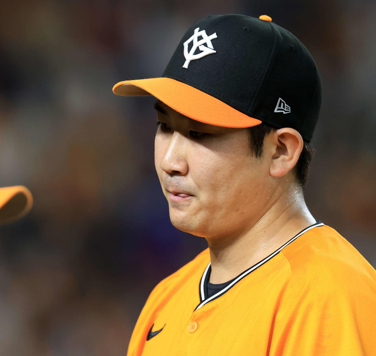 巨人対オリックス　序盤で失点を喫し、悔しそうに引き揚げる巨人菅野（撮影・浅見桂子）