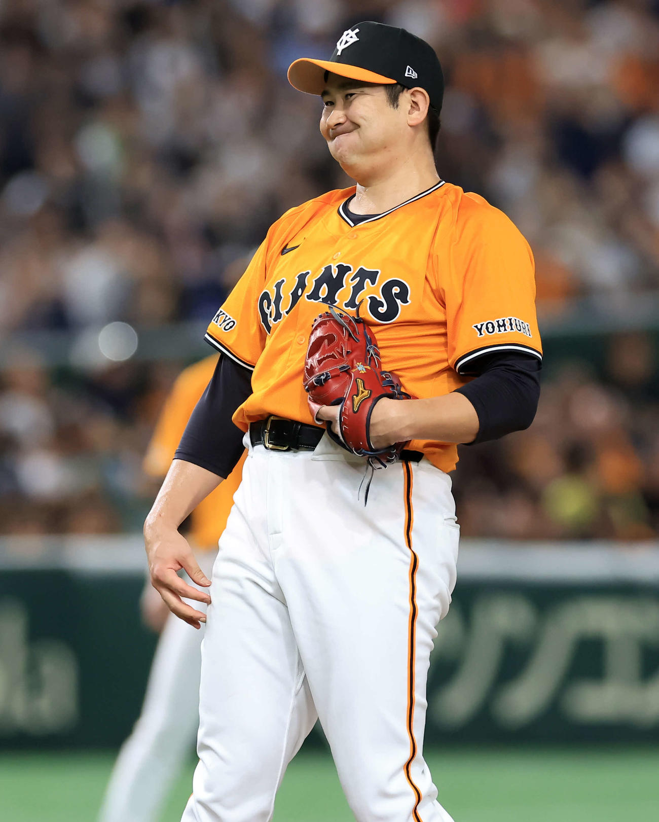 巨人対オリックス　5回表オリックス1死、来田に死球を与え、苦しい表情の菅野（撮影・浅見桂子）