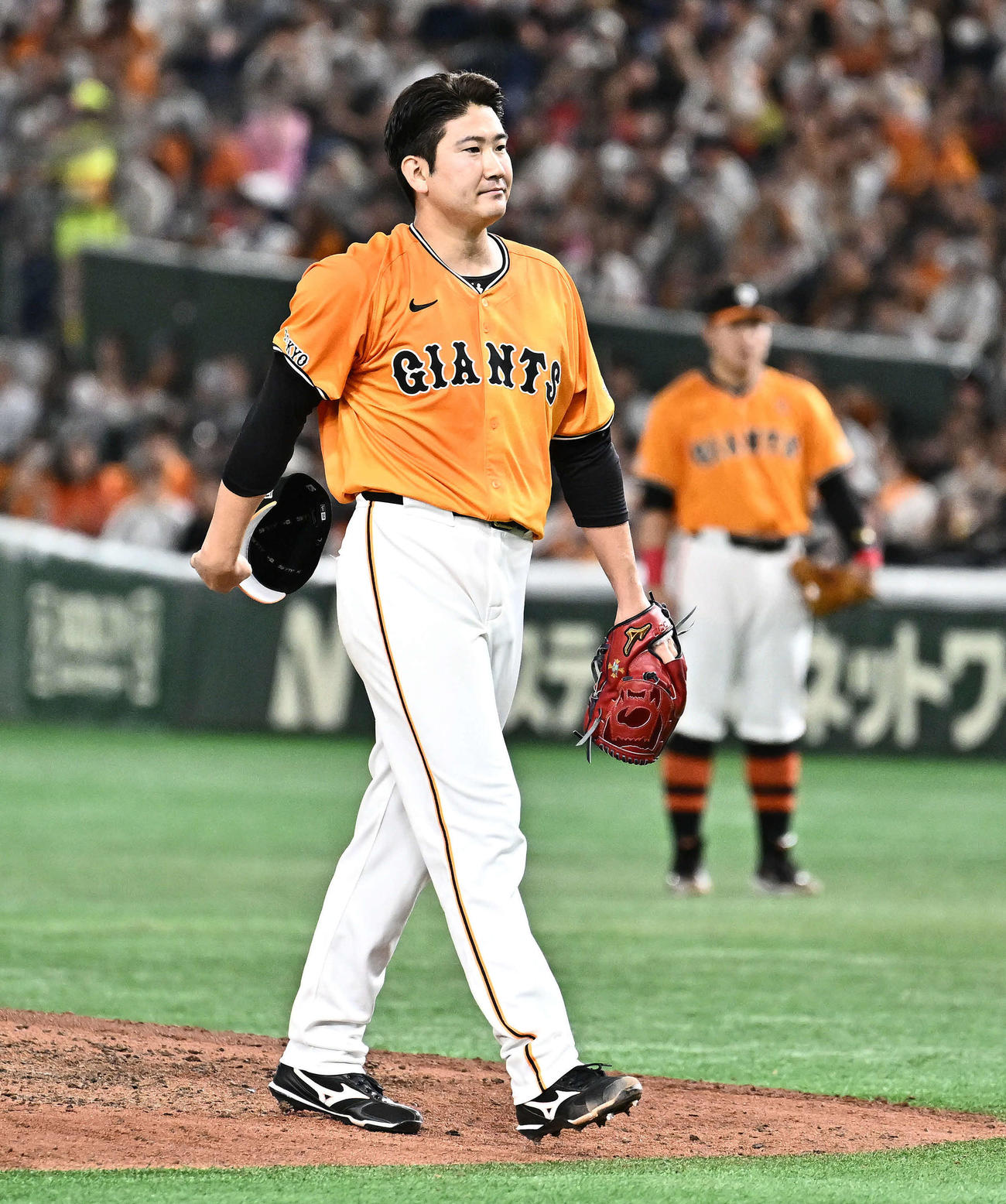 巨人対オリックス　6回表オリックス2死、頓宮に死球を与え帽子を脱ぐ菅野（撮影・滝沢徹郎）