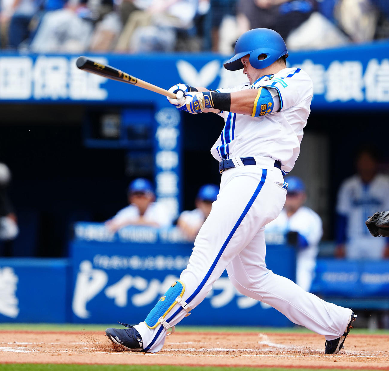DeNA対ソフトバンク　1回裏DeNA無死満塁、左越え満塁本塁打を放つ牧（撮影・垰建太）