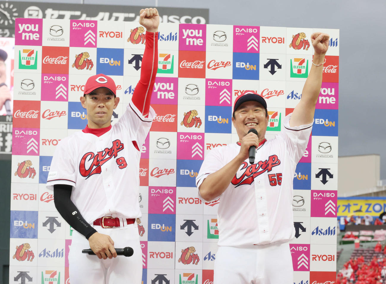 広島対ロッテ　お立ち台でポーズを決める秋山（左）と松山（撮影・加藤孝規）