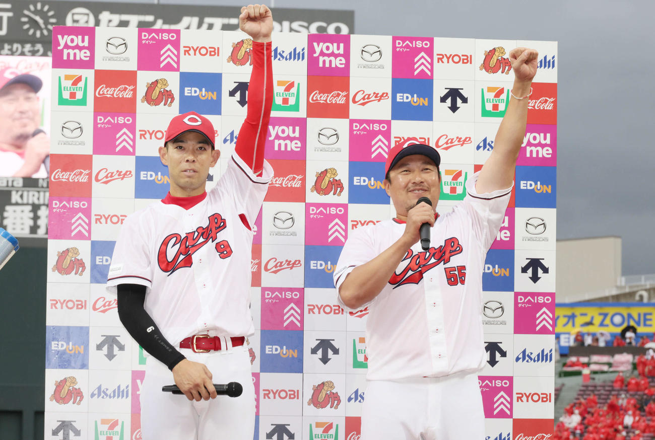 広島対ロッテ　お立ち台でポーズを決める秋山（左）と松山（撮影・加藤孝規）