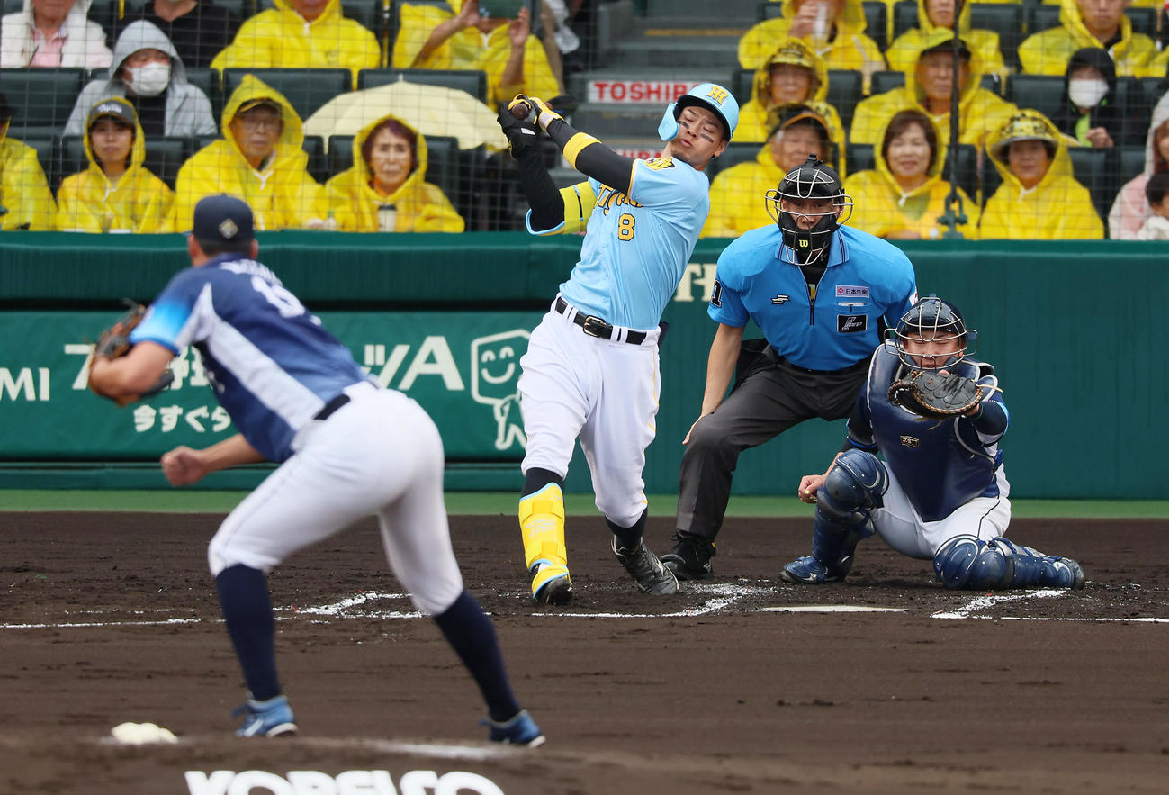 阪神対西武　2回裏阪神無死、三振に倒れる佐藤輝。投手は渡辺（撮影・加藤哉）