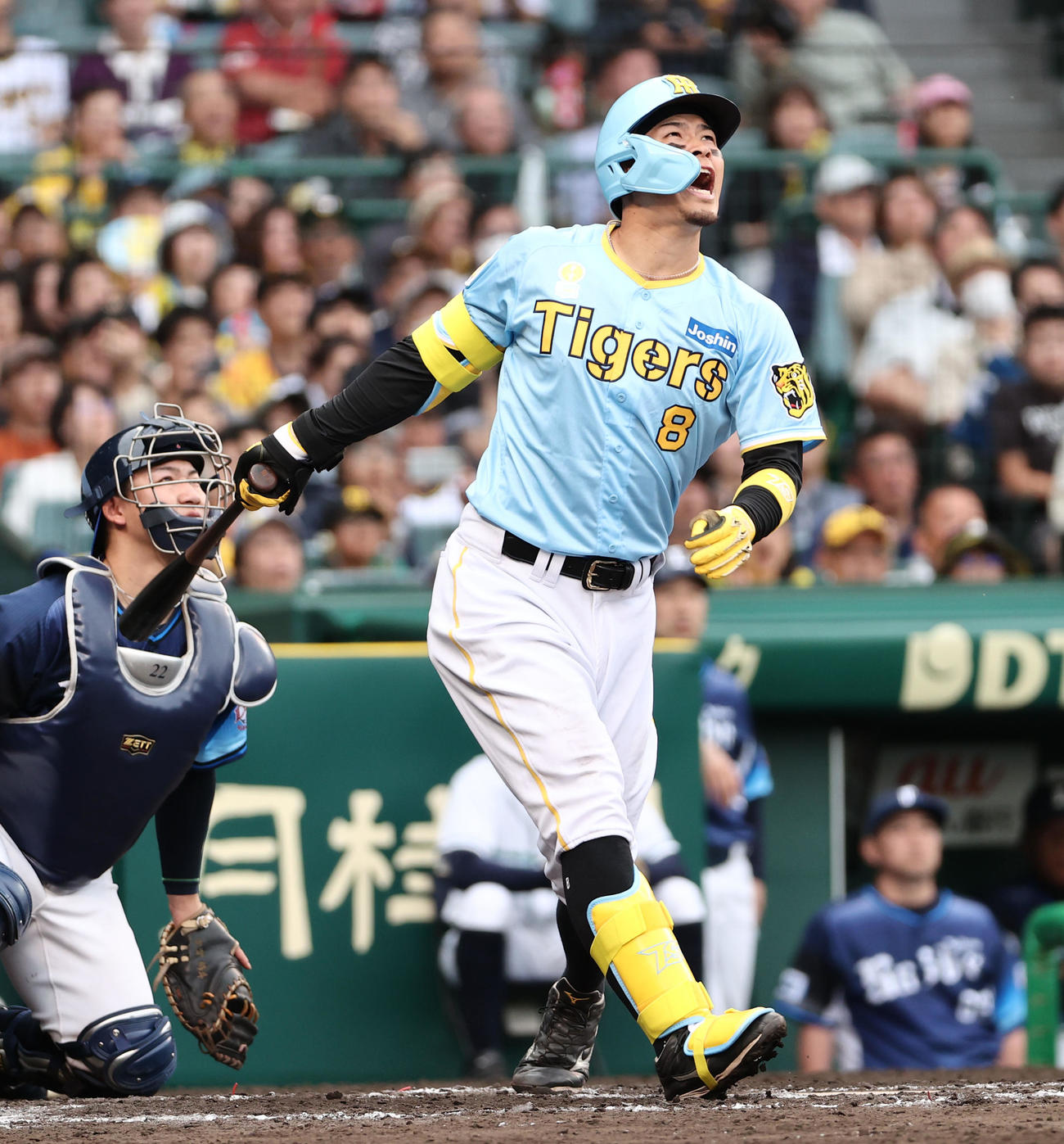 阪神対西武　7回裏阪神2死満塁、佐藤輝は右飛に倒れ叫ぶ（撮影・西尾就之）