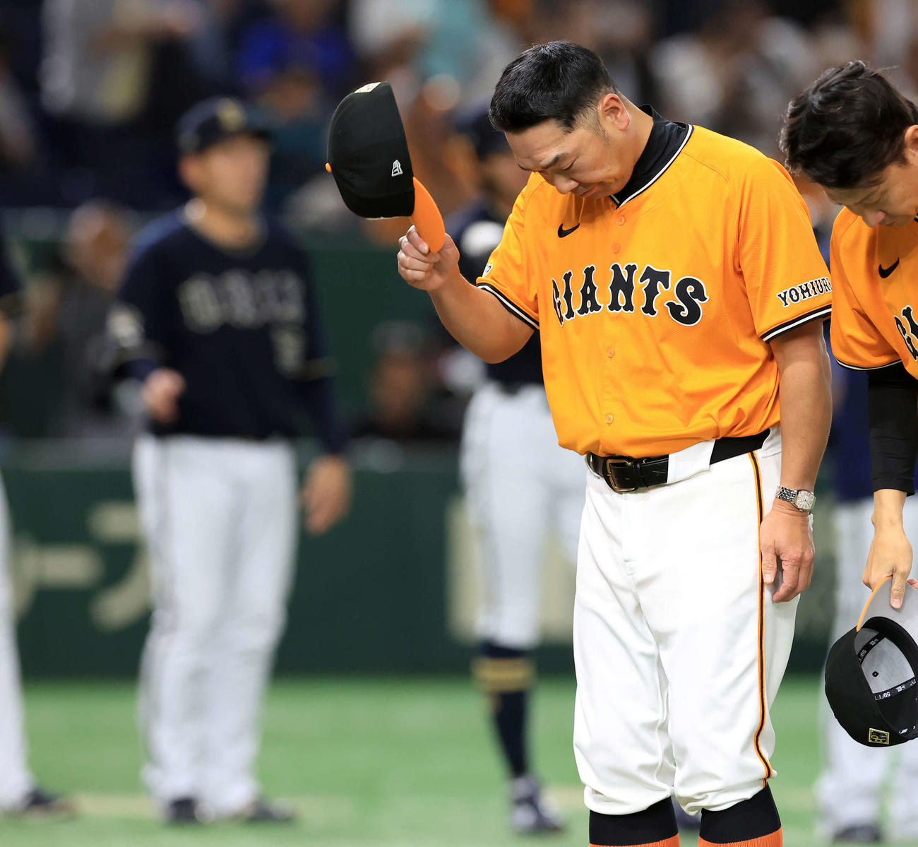 巨人対オリックス　3連敗に脱帽して一礼する巨人阿部監督（撮影・浅見桂子）