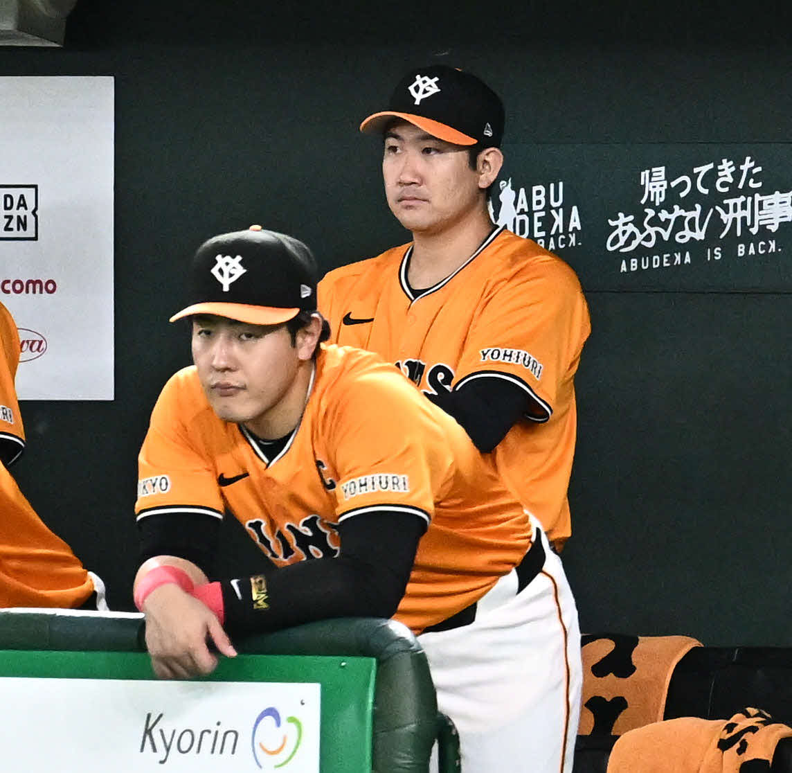 巨人対オリックス　9回裏、ベンチで浮かない表情の巨人菅野（後方）と岡本和（撮影・滝沢徹郎）