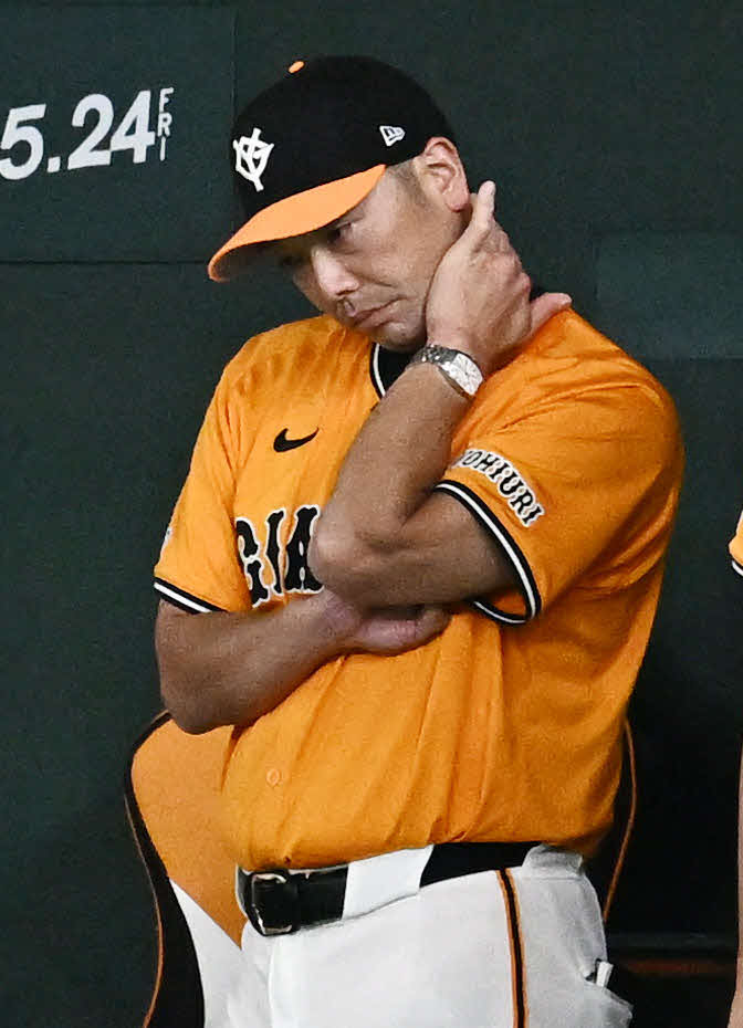 巨人対オリックス　9回裏、ベンチで浮かない表情の巨人阿部監督（撮影・滝沢徹郎）