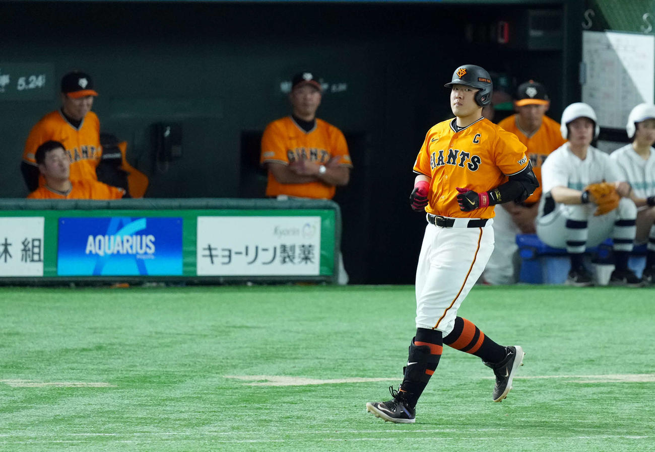 巨人対オリックス　8回裏巨人2死中飛に倒れる岡本和（撮影・たえ見朱実）