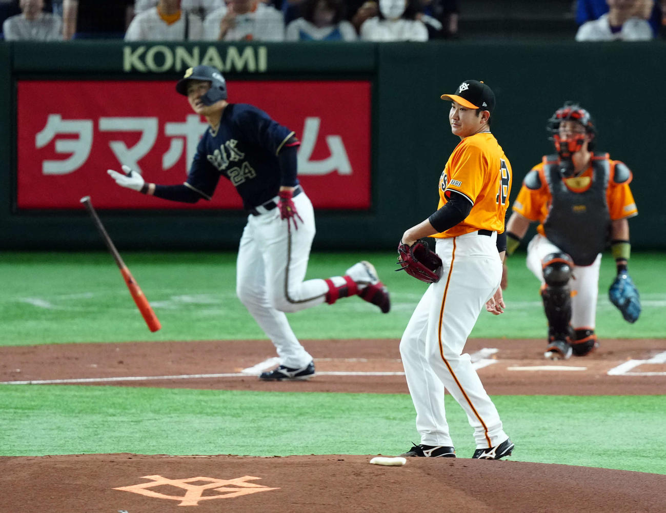 巨人対オリックス　1回表オリックス1死二、三塁、紅林に右犠飛を許す菅野（撮影・たえ見朱実）