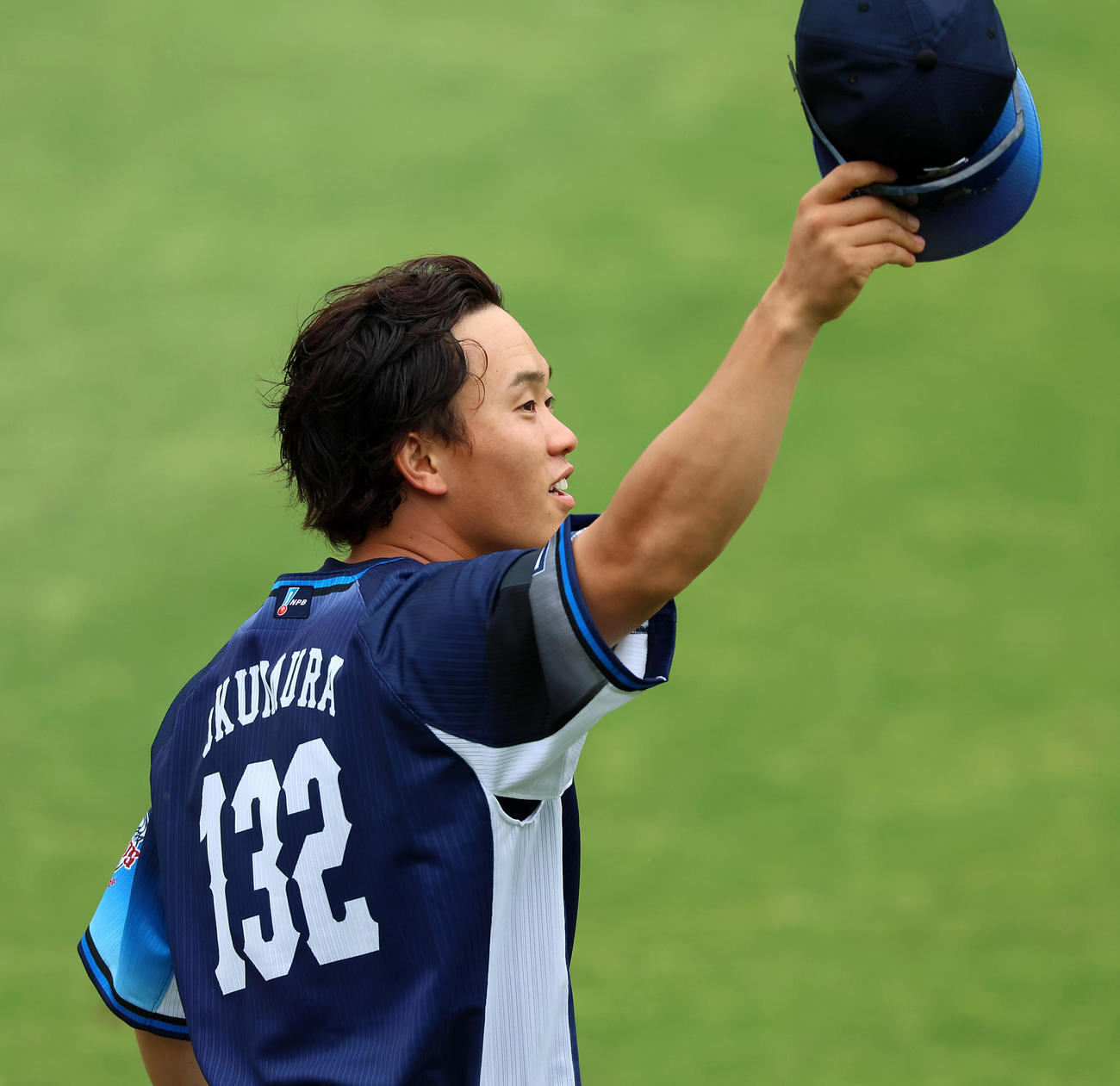 阪神対西武　ファンにあいさつする奥村（撮影・加藤哉）