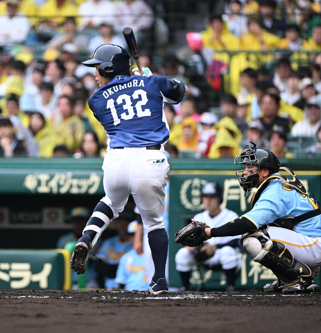 阪神対西武　3回表西武2死一塁、ユニホームが間に合わず背番号「132」で試合に出場する奥村（撮影・和賀正仁）