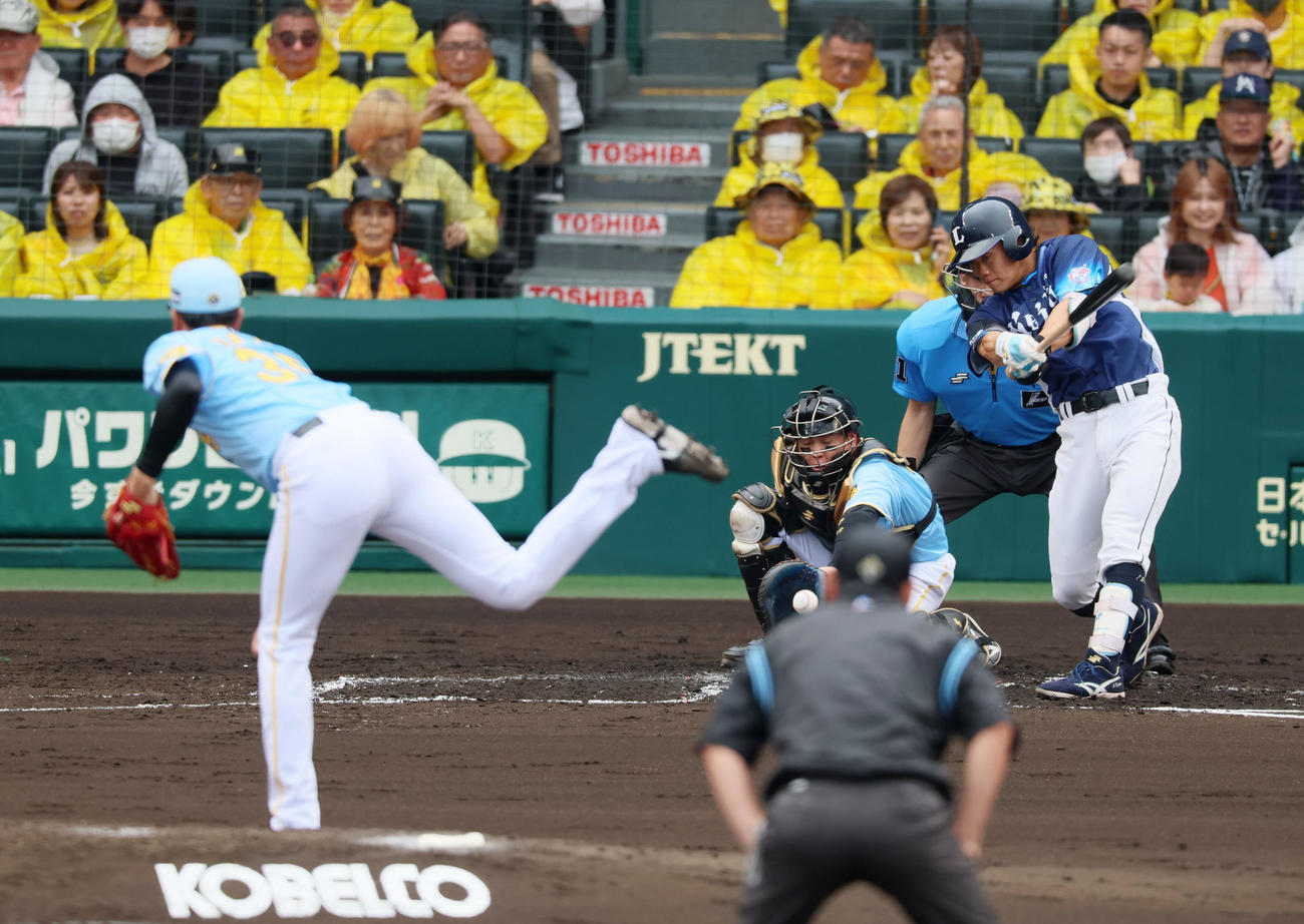 阪神対西武　3回表西武2死一塁、奥村は三振に倒れる。投手は才木（撮影・加藤哉）