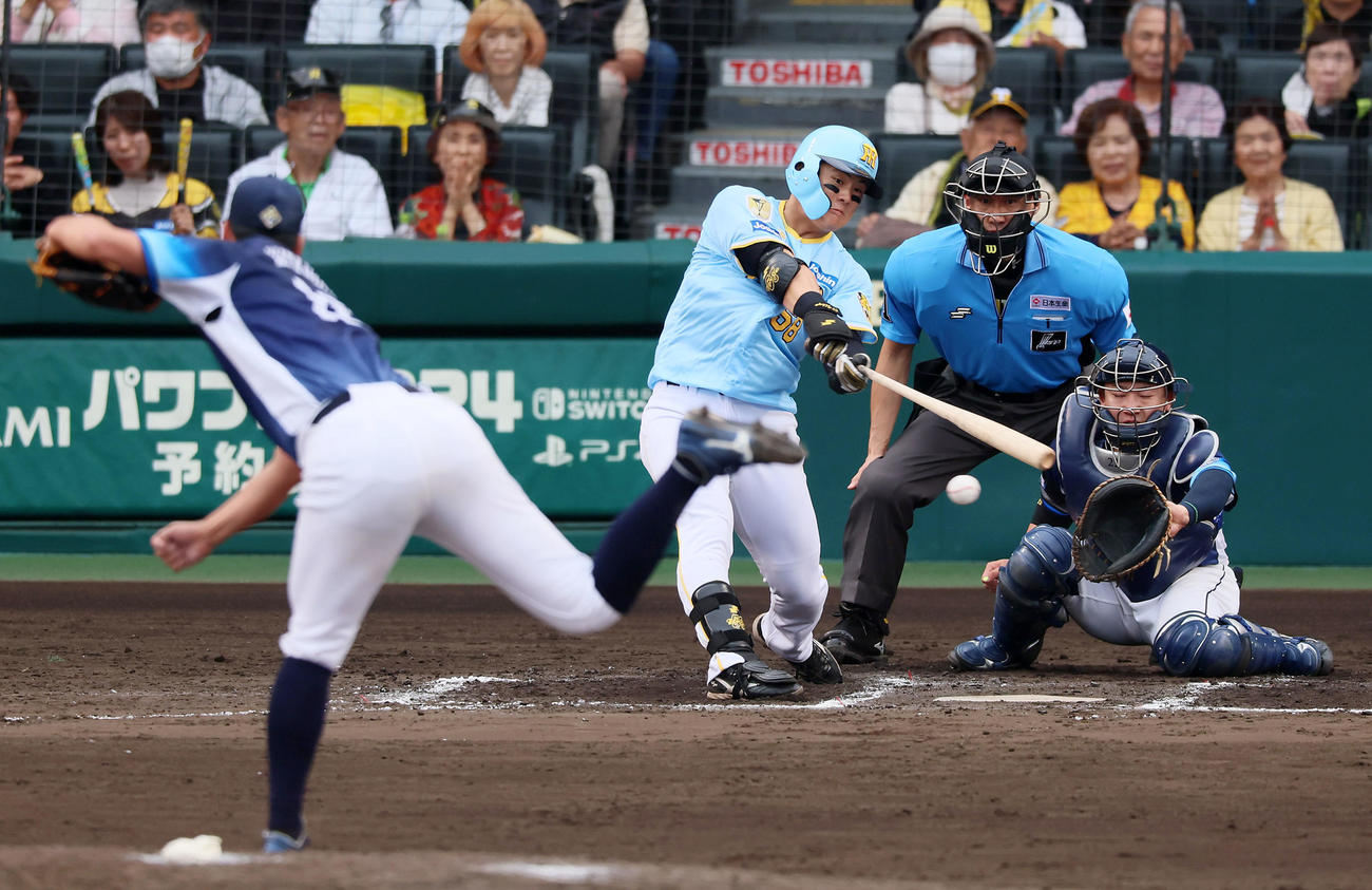 阪神対西武　7回裏阪神2死三塁、前川は右適時打を放つ。投手は渡辺（撮影・加藤哉）