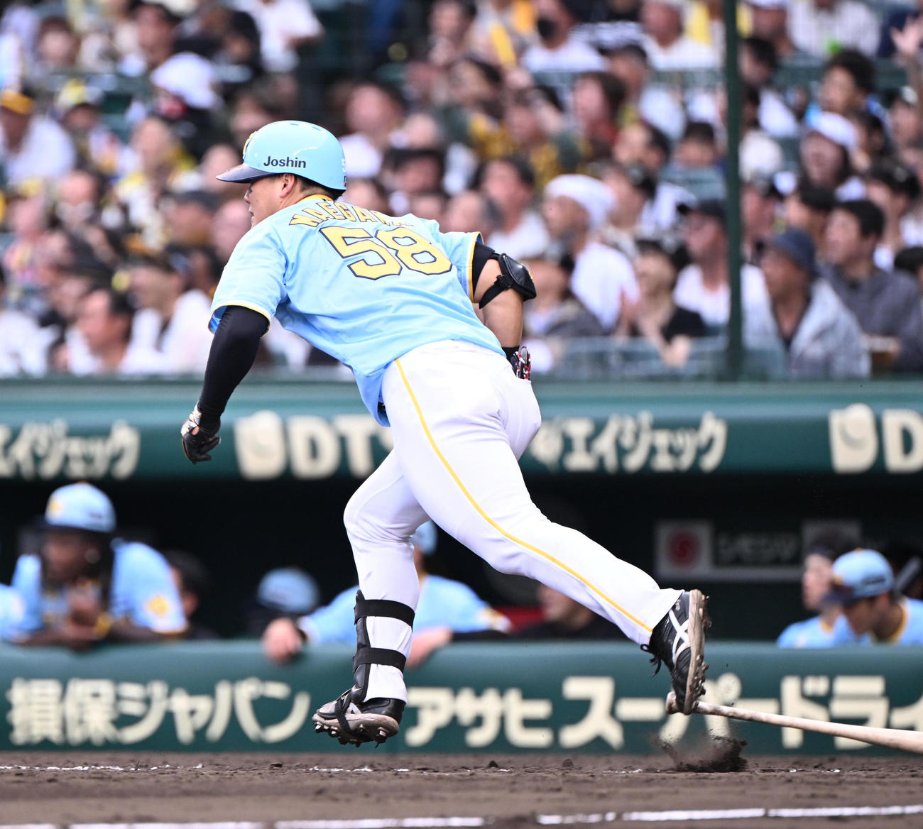 阪神対西武　7回裏阪神2死三塁、右前適時打を放つ前川（撮影・和賀正仁）