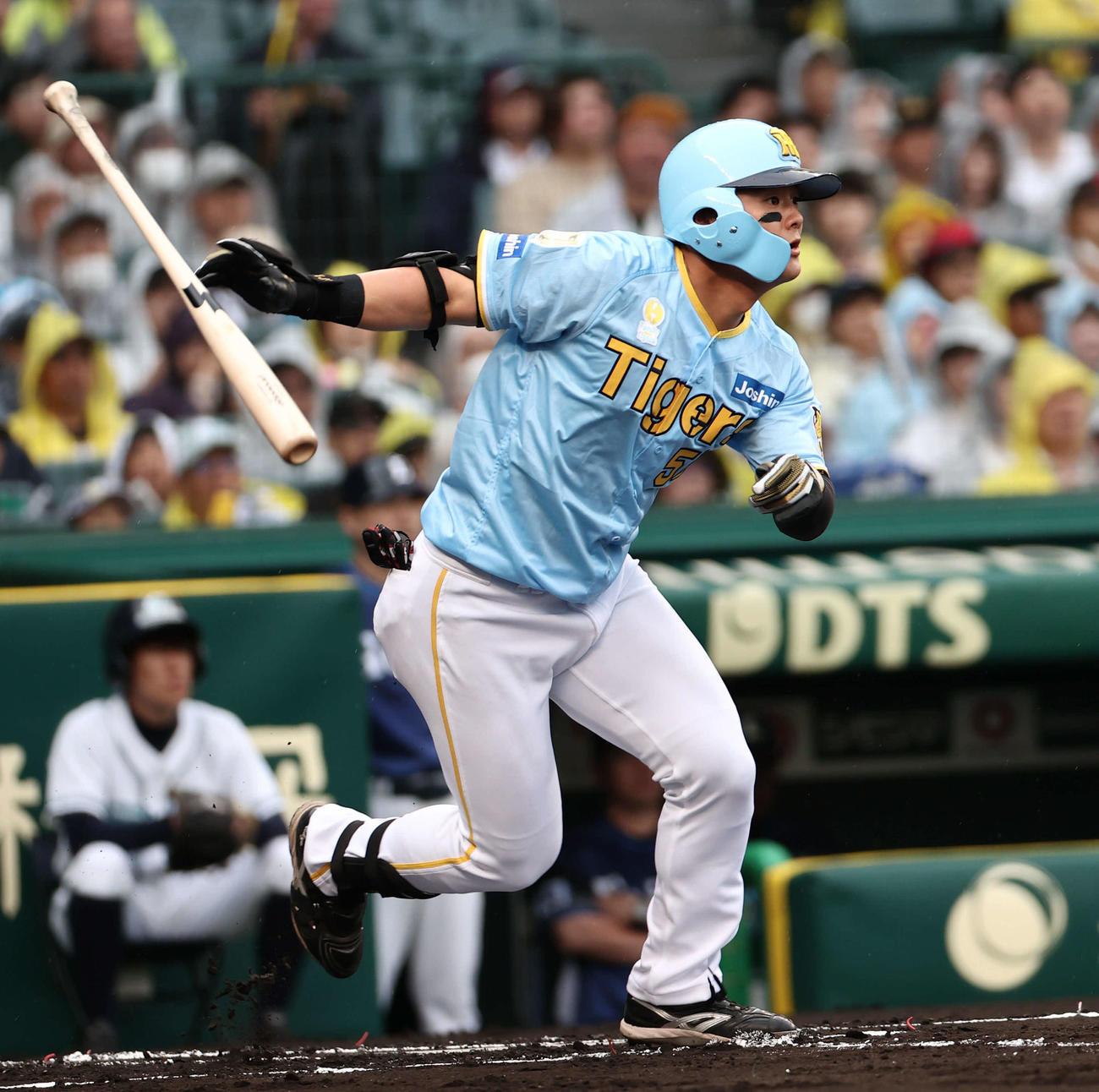 阪神対西武　1回裏阪神1死、前川は中前にチーム初安打を放つ（撮影・西尾就之）