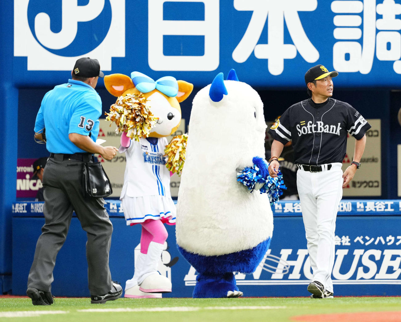 DeNA対ソフトバンク　7回裏開始前、選手交代を告げに向かうソフトバンク小久保監督（右端）（撮影・江口和貴）