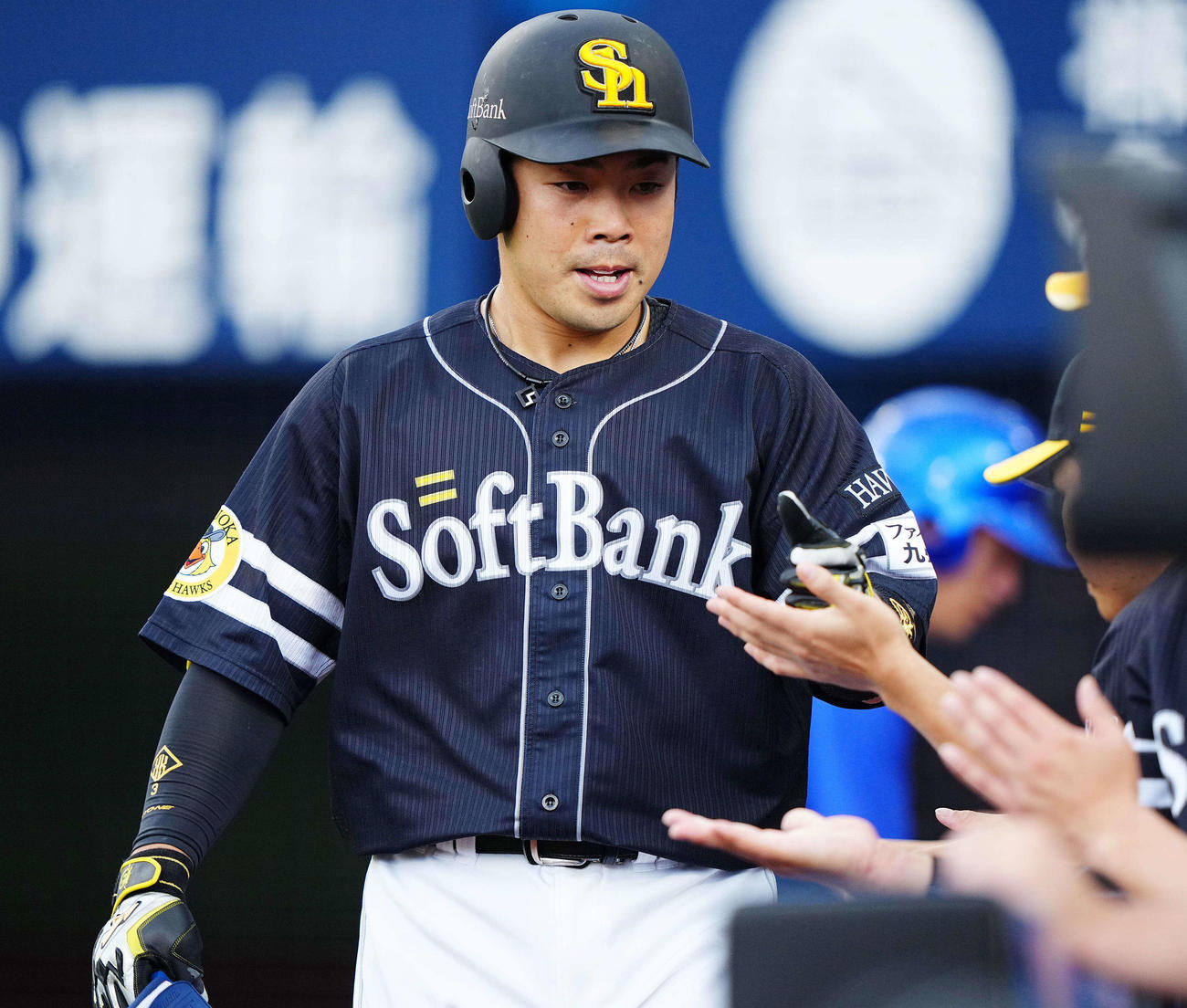 DeNA対ソフトバンク　8回表ソフトバンク無死、遊撃内野安打を放ち交代した近藤はナインの出迎えを受ける（撮影・垰建太）