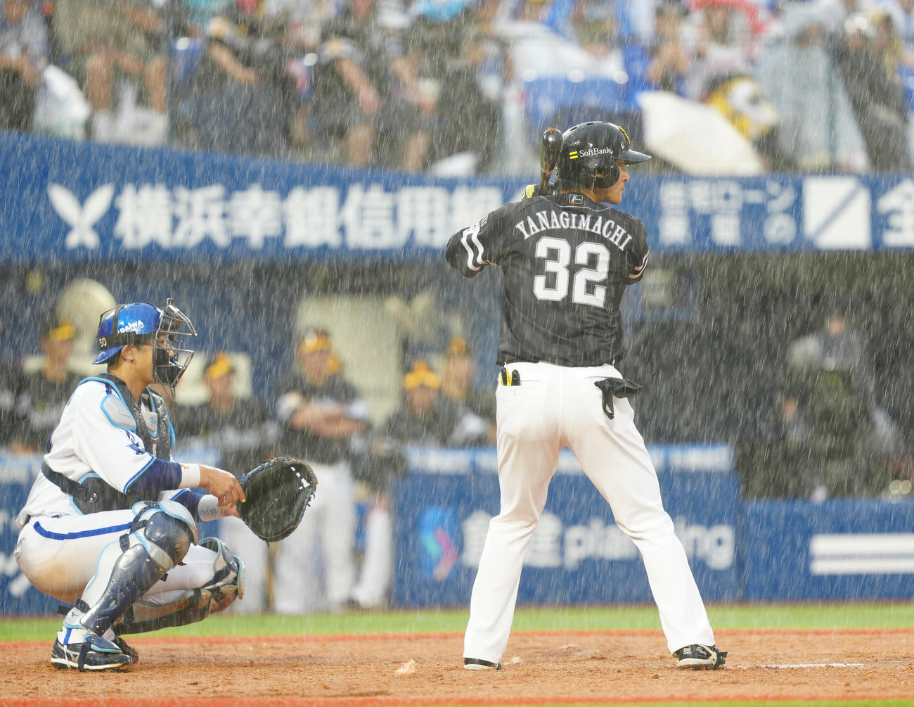 DeNA対ソフトバンク　9回表ソフトバンク2死二塁、降雨の中、打席に立つ柳町（撮影・江口和貴）