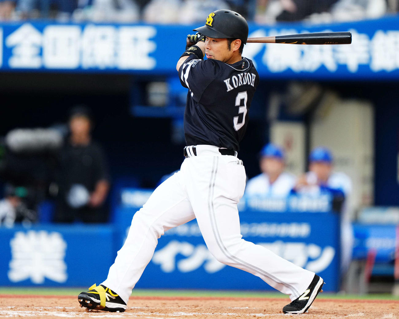 DeNA対ソフトバンク　8回表ソフトバンク無死、遊撃内野安打を放つ近藤（撮影・垰建太）