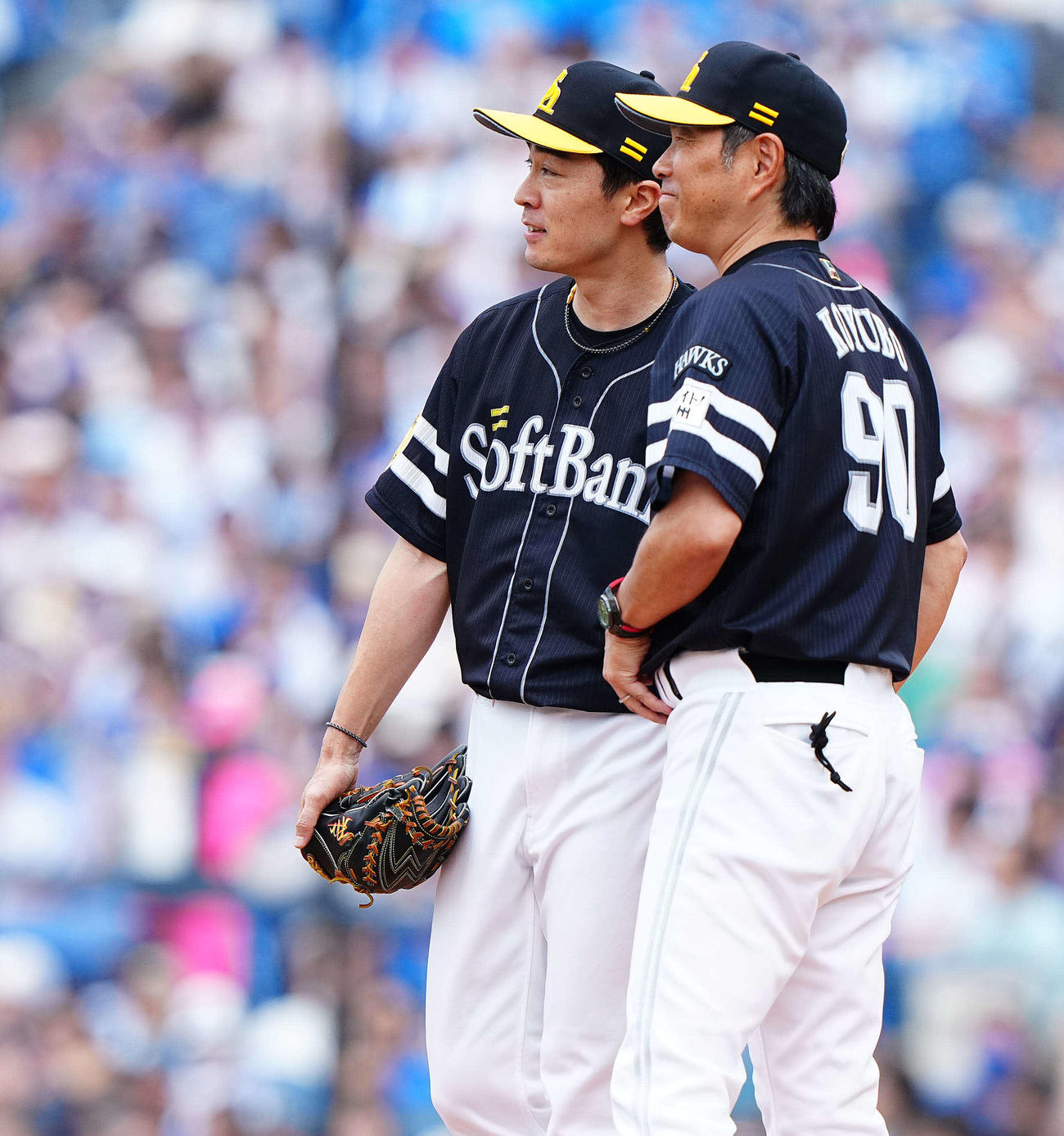 DeNA対ソフトバンク　4回裏DeNA2死二塁、小久保監督（右）から降板を告げられる和田（撮影・垰建太）