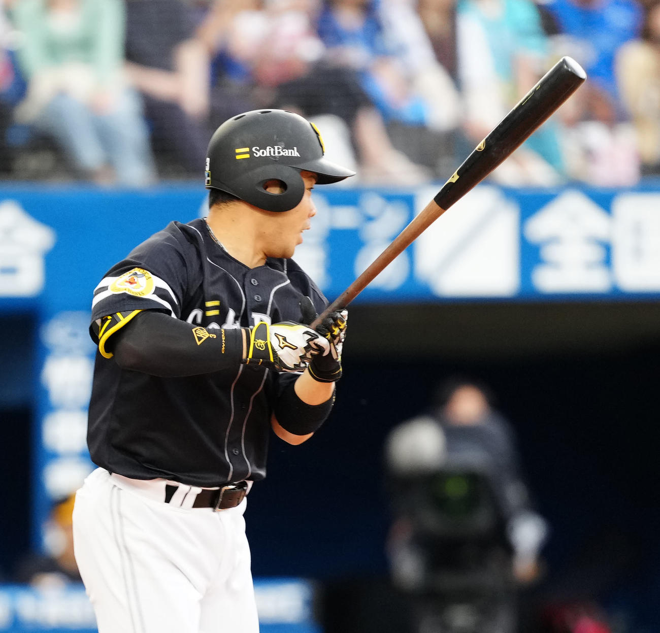 DeNA対ソフトバンク　8回表ソフトバンク無死、遊撃内野安打とする近藤（撮影・江口和貴）