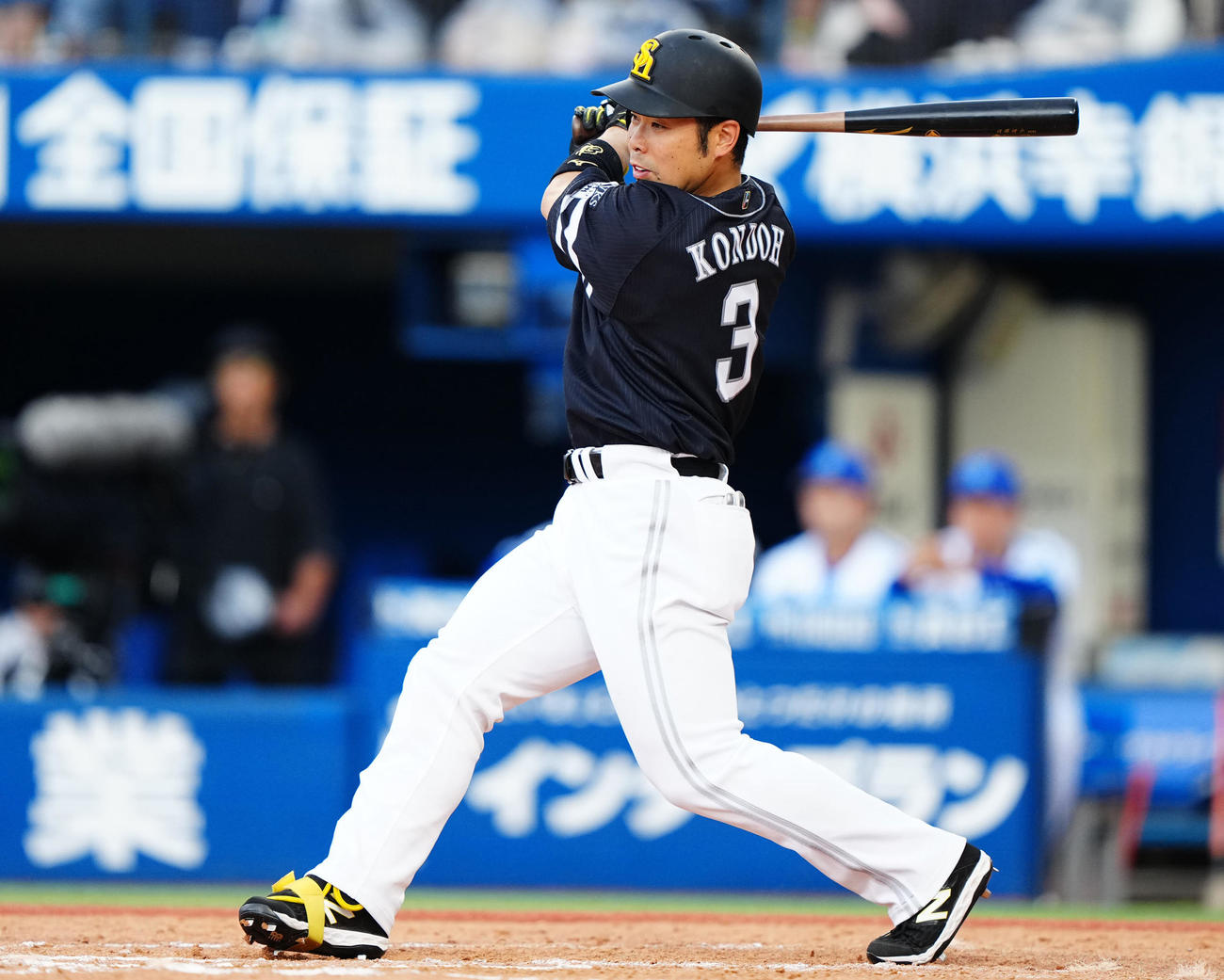 DeNA対ソフトバンク　8回表ソフトバンク無死、遊撃内野安打を放つ近藤（撮影・垰建太）