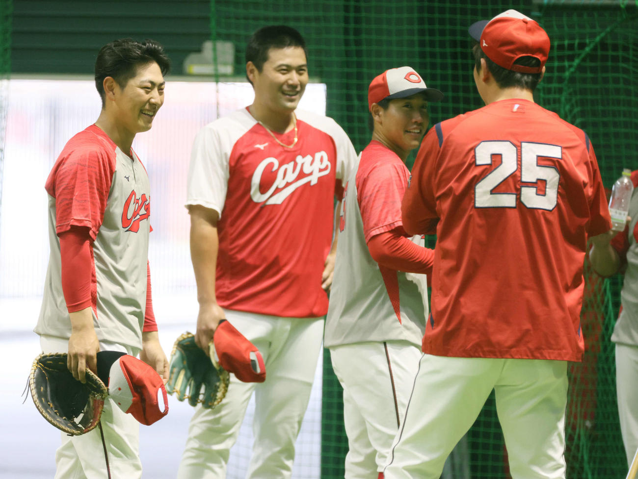 広島対ロッテ　支配下登録された佐藤（左）は試合前、新井監督と話し合う（撮影・加藤孝規）