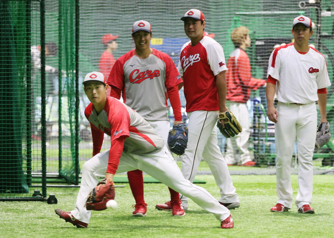 広島対ロッテ　支配下登録された佐藤は試合前、ノックを受ける（撮影・加藤孝規）