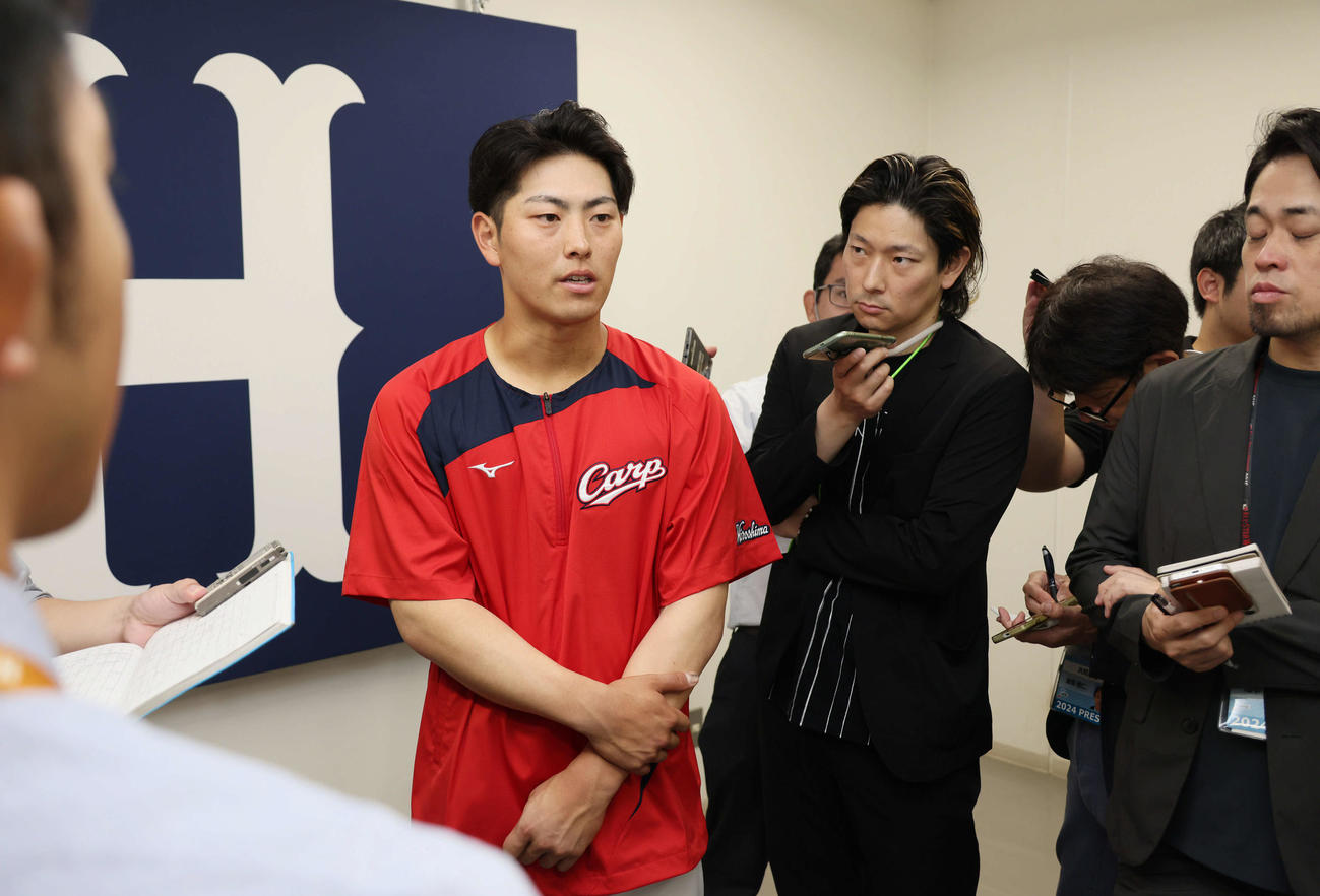 広島対ロッテ　支配下登録された佐藤は囲み取材を受ける（撮影・加藤孝規）