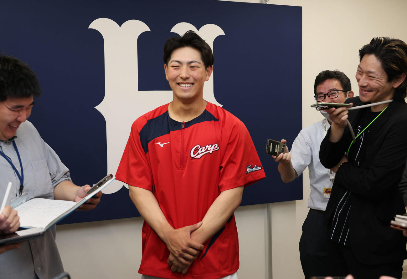 広島対ロッテ　試合前、支配下登録され取材を受ける広島佐藤（撮影・加藤孝規）