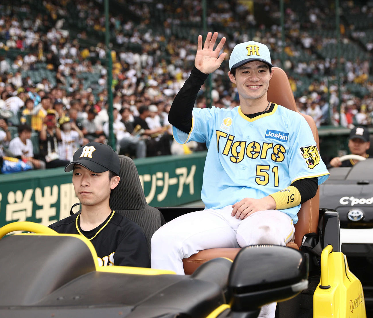 阪神対西武　決勝打の阪神中野は笑顔で手を振りながらファンの声援に応える（撮影・西尾就之）