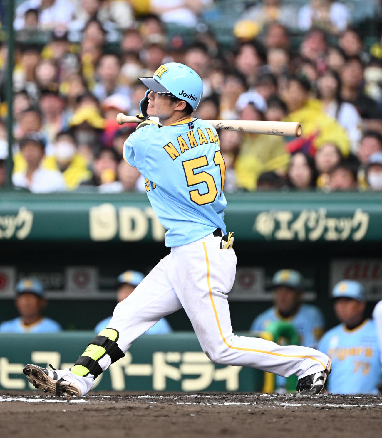 阪神対西武　7回裏阪神2死二、三塁、中越えに適時三塁打を放つ中野（撮影・和賀正仁）