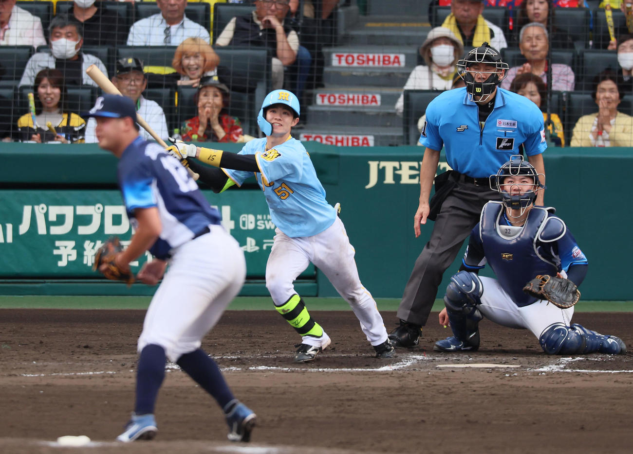 阪神対西武　7回裏阪神2死二、三塁、中野は中へ適時2点三塁打を放つ。投手は渡辺（撮影・加藤哉）