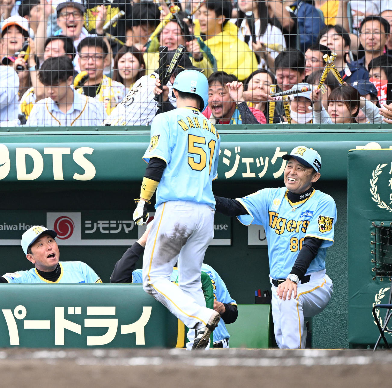 阪神対西武　7回裏阪神2死三塁、前川の適時打で生還した中野を笑顔で迎える岡田監督（撮影・和賀正仁）