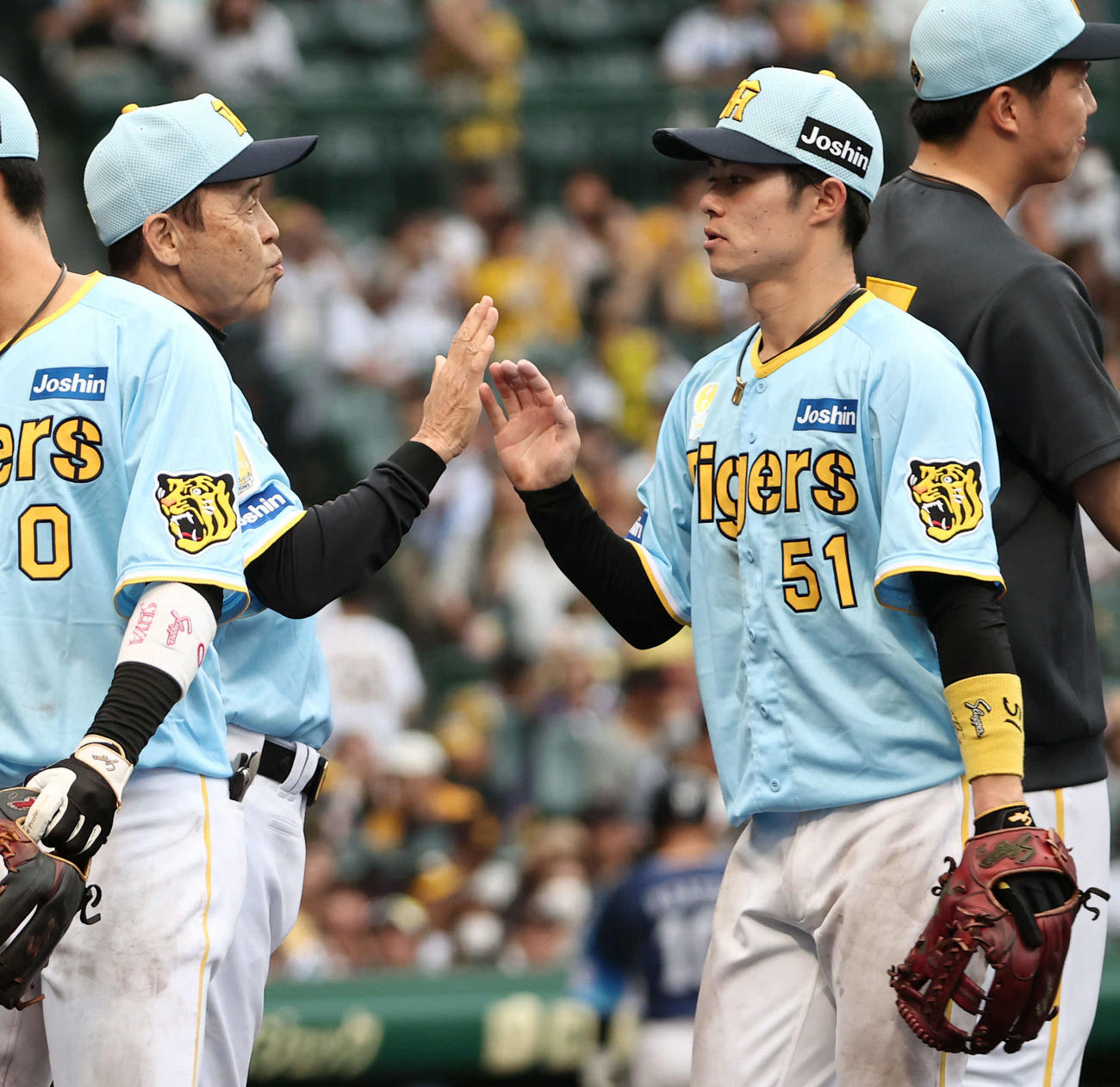 阪神対西武　決勝打を放った阪神中野（右）出迎える岡田監督（撮影・西尾就之）