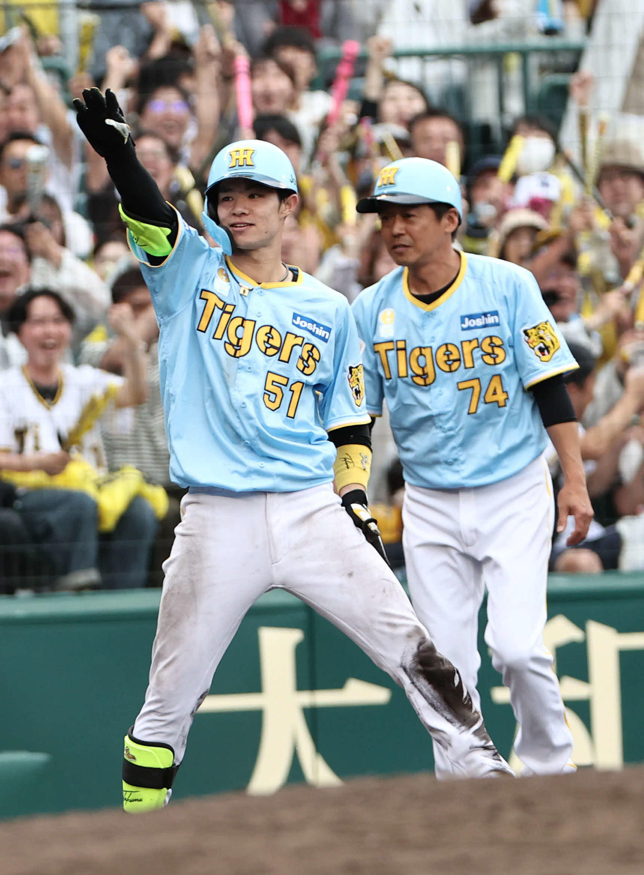 阪神対西武　7回裏阪神2死二、三塁、先制適時三塁打を放った中野はベンチに向かってポーズ（撮影・西尾就之）