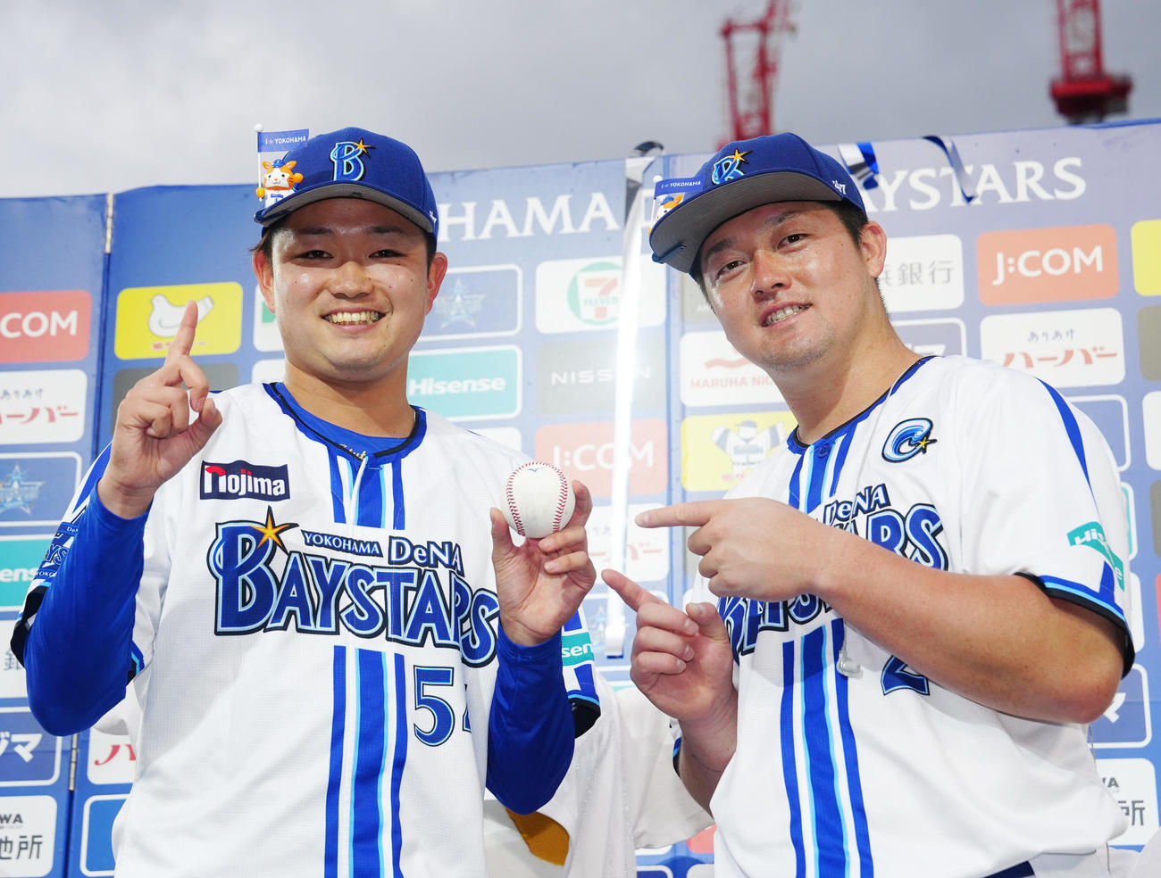 DeNA対ソフトバンク　試合後、中大の先輩であるDeNA牧（右）と写真に納まる石田裕（撮影・江口和貴）