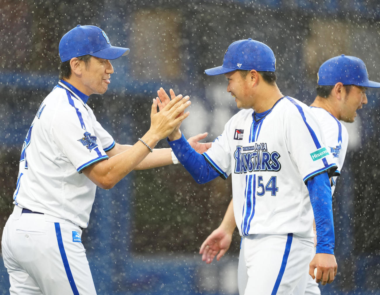 DeNA対ソフトバンク　試合後、DeNA三浦監督（左）とタッチを交わす石田裕（撮影・江口和貴）