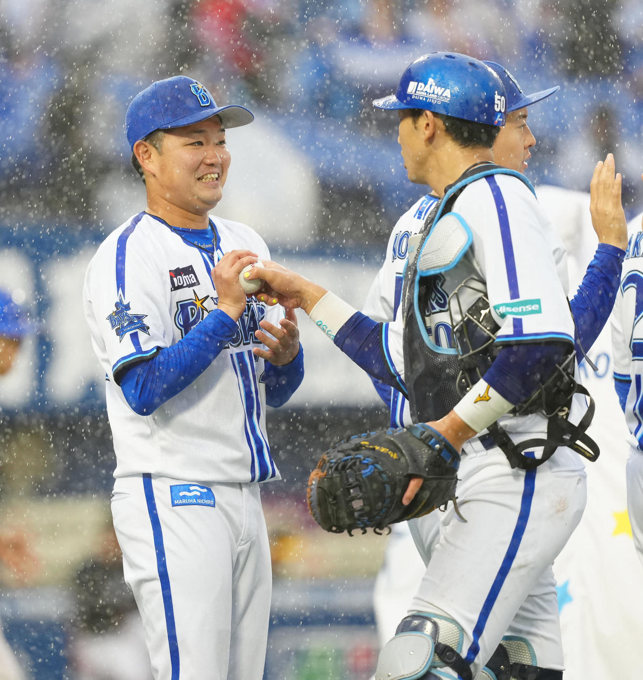 DeNA対ソフトバンク　試合後、DeNA山本（右）から勝利球を受け取る石田裕（撮影・江口和貴）