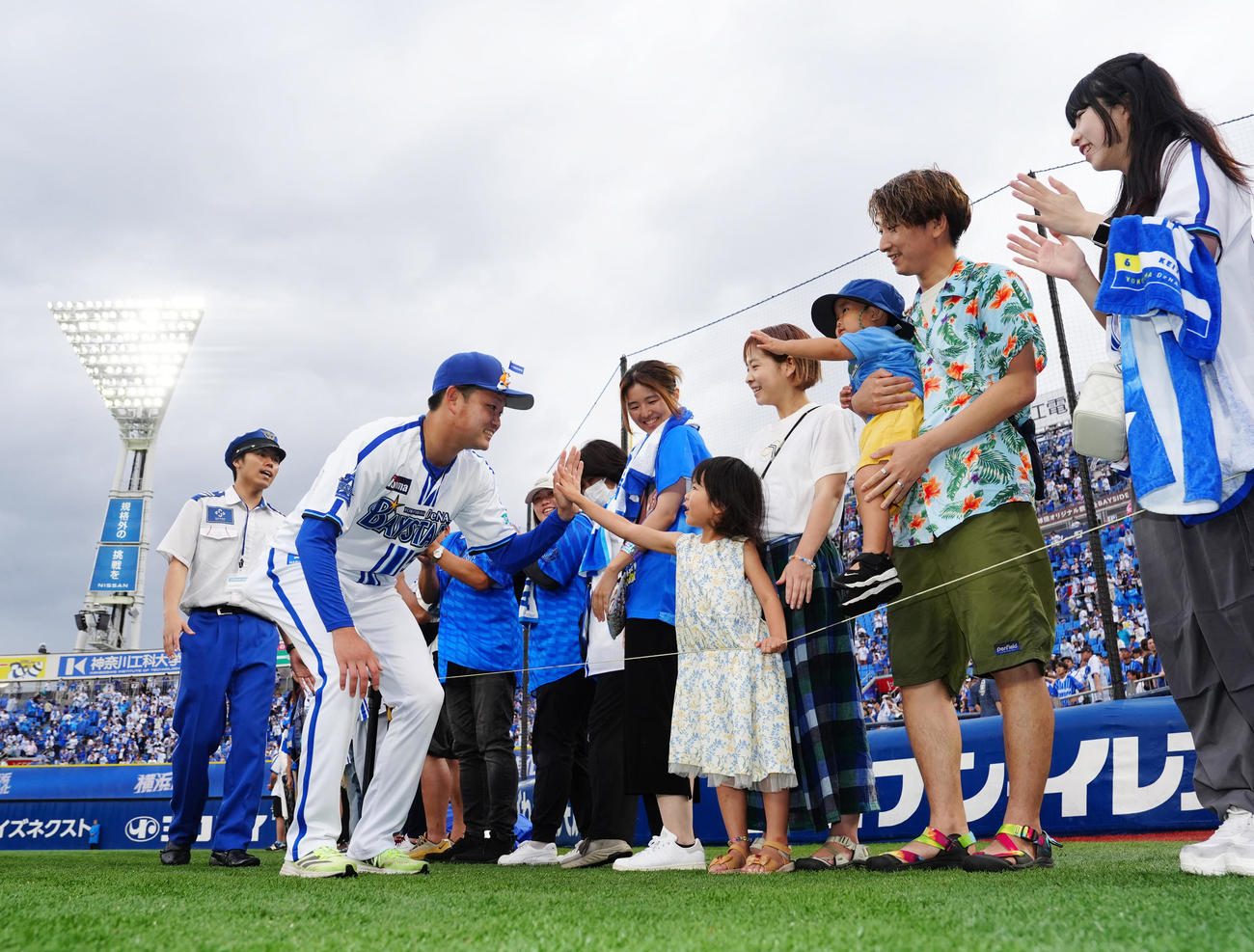 DeNA対ソフトバンク　試合後、場内1週でファンの女の子とタッチを交わすDeNA石田裕（左から2人目）（撮影・江口和貴）