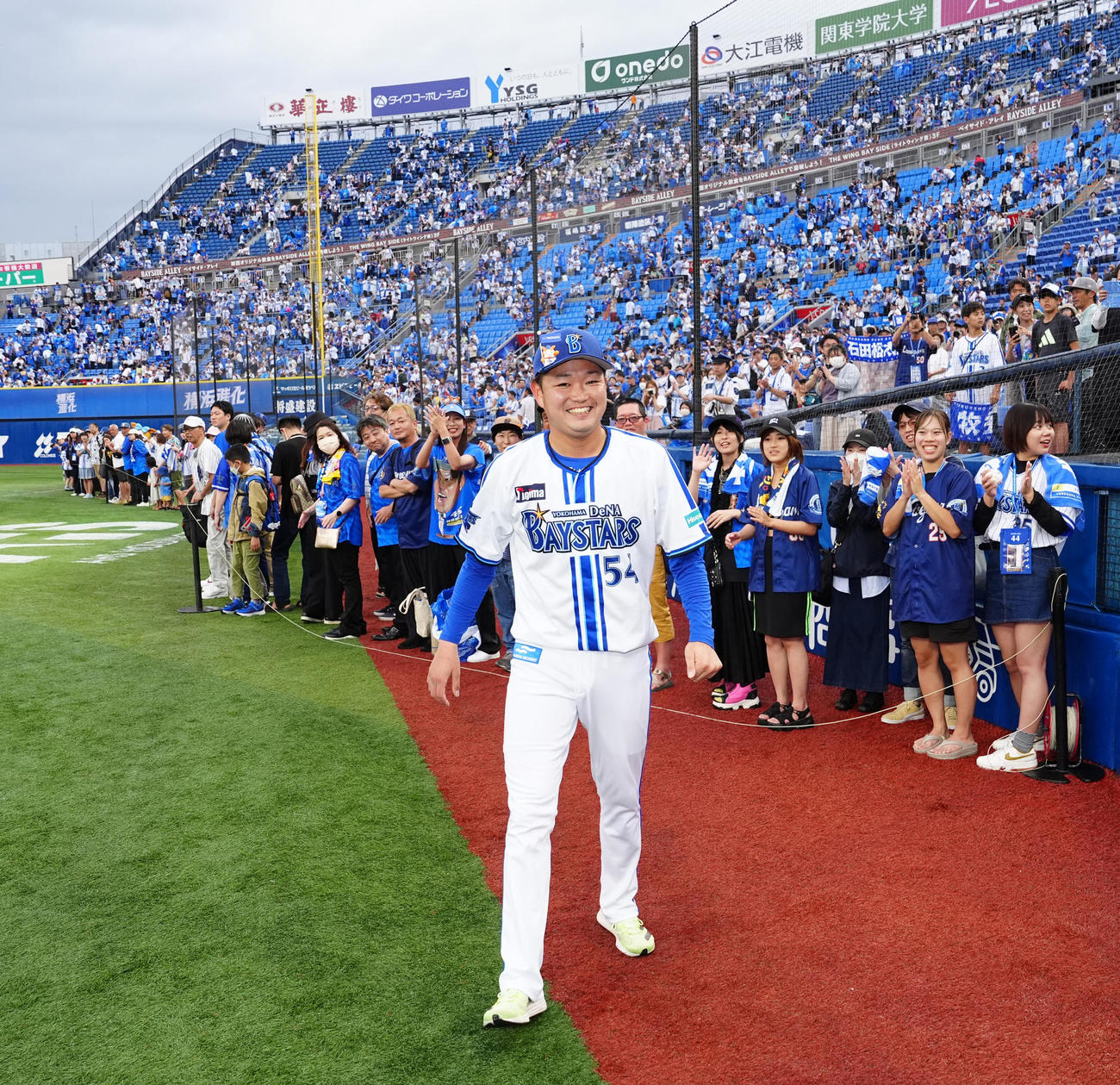 DeNA対ソフトバンク　試合後、場内1週し笑顔を見せるDeNA石田裕（撮影・江口和貴）