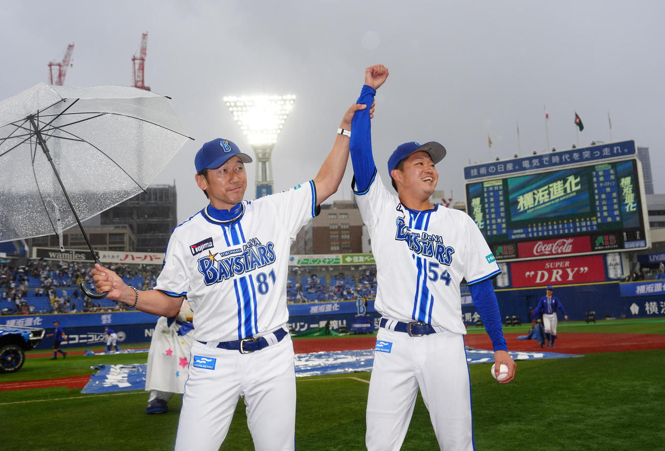 DeNA対ソフトバンク　プロ初勝利を挙げDeNA三浦監督（左）とファンの声援に応える石田裕（撮影・江口和貴）