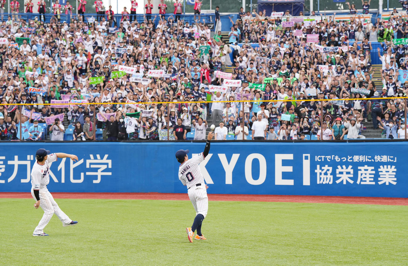 ヤクルト対日本ハム　日本ハムに勝利し、スタンドにサインボールを投げ入れるヤクルト西川と並木（右）（撮影・菅敏）