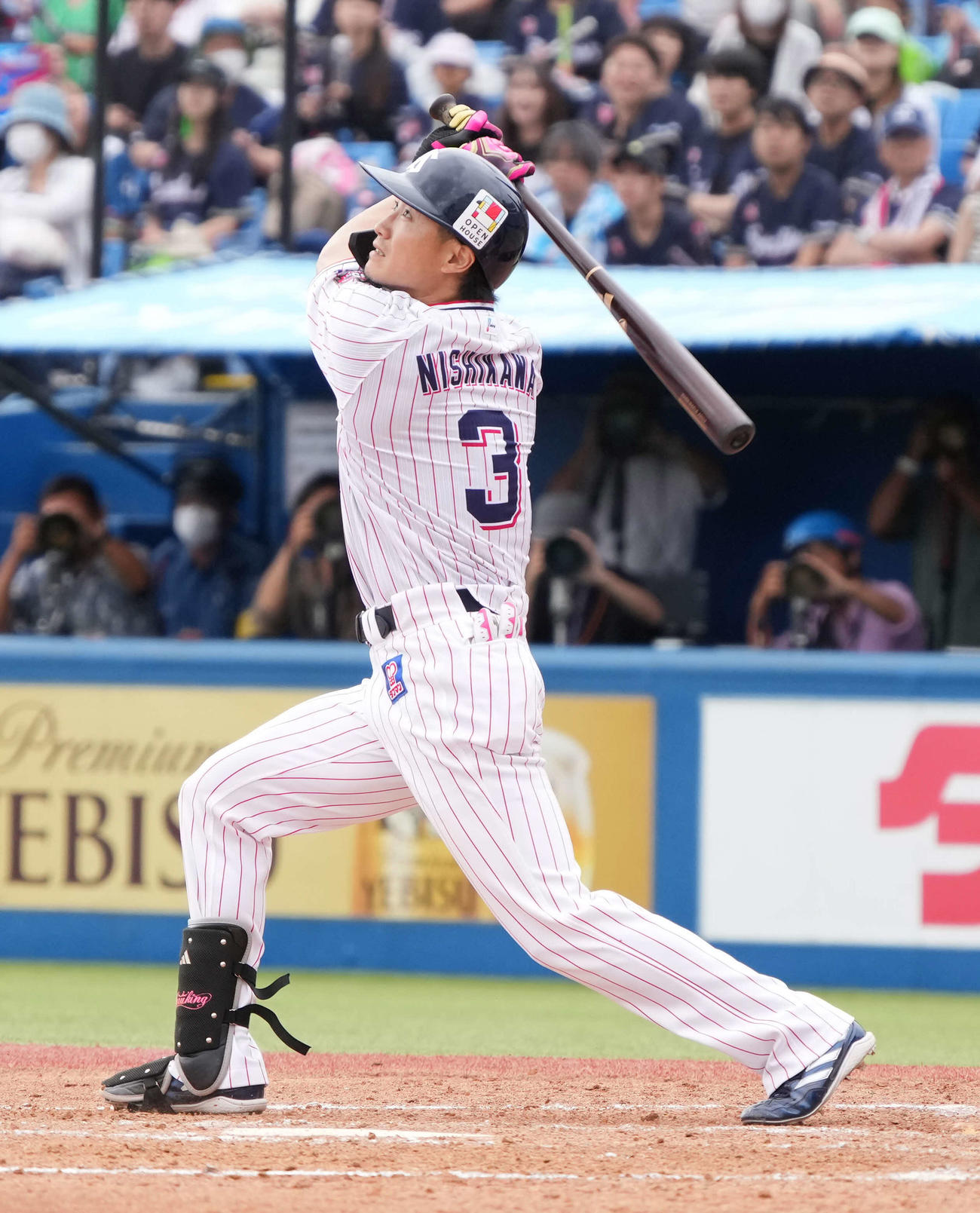 ヤクルト対日本ハム　8回裏ヤクルト1死二、三塁、西川は左犠飛を放つ（撮影・小沢裕）