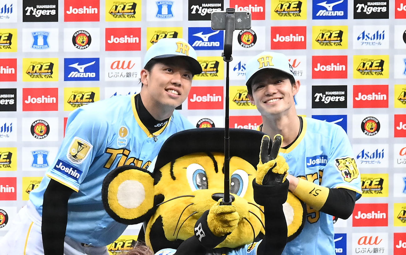 阪神対西武　トラッキーと記念撮影する阪神才木（左）と中野（撮影・滝沢美穂子）