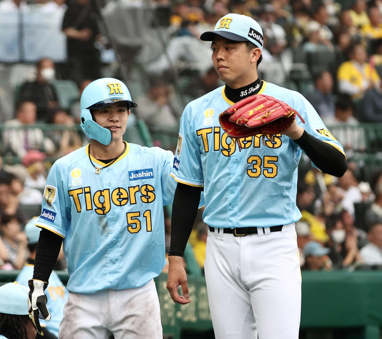 阪神対西武　7回裏阪神2死三塁、前川の適時打で生還した中野（左）は才木に声をかける（撮影・西尾就之）