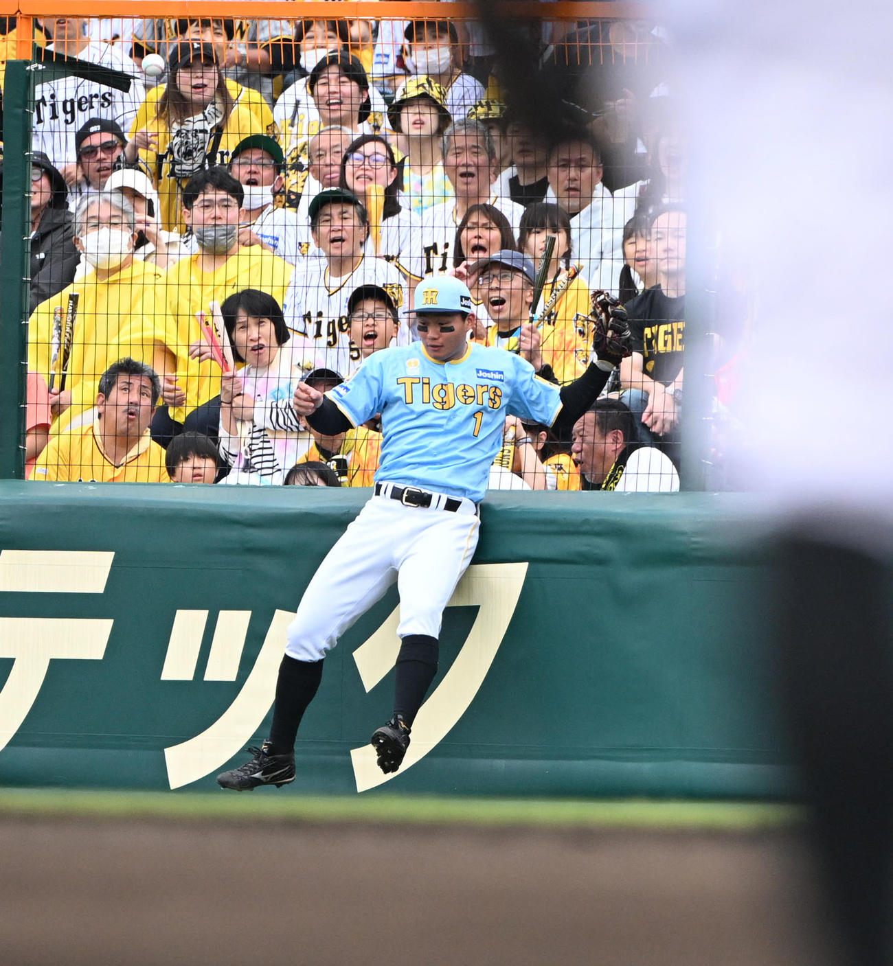 阪神対西武　8回表西武1死、山野辺の打球に飛びつく右翼手森下（撮影・和賀正仁）