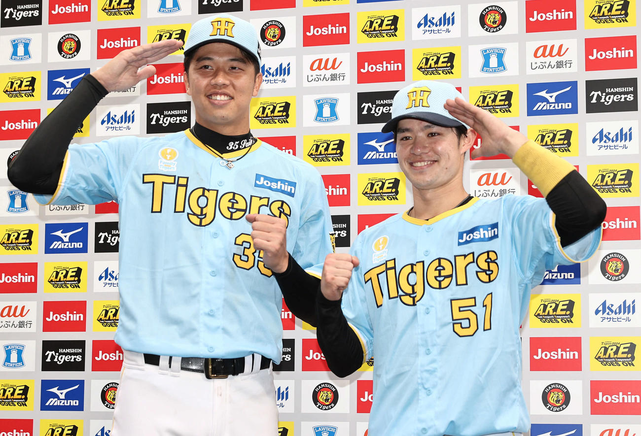 阪神対西武　決勝打を放った阪神中野（右）と勝利投手の才木はそろって敬礼ポーズ（撮影・西尾就之）