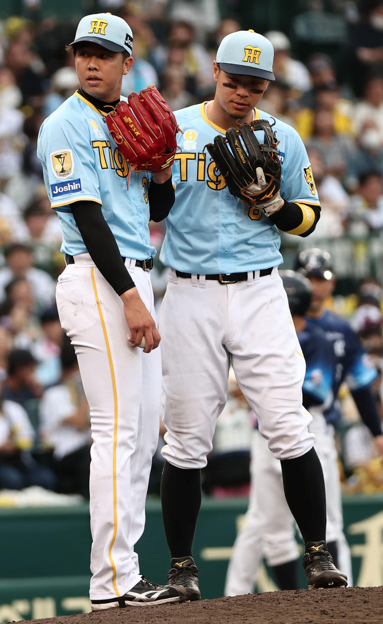 阪神対西武　8回表西武1死、初安打を打たれた才木（左）は佐藤輝に声をかけられれる（撮影・西尾就之）